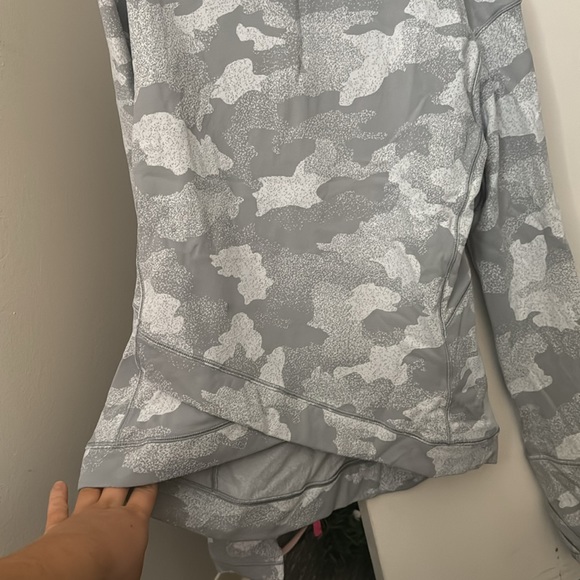 Grey Lulu long sleeve!! Only worn a few times - Picture 3 of 4